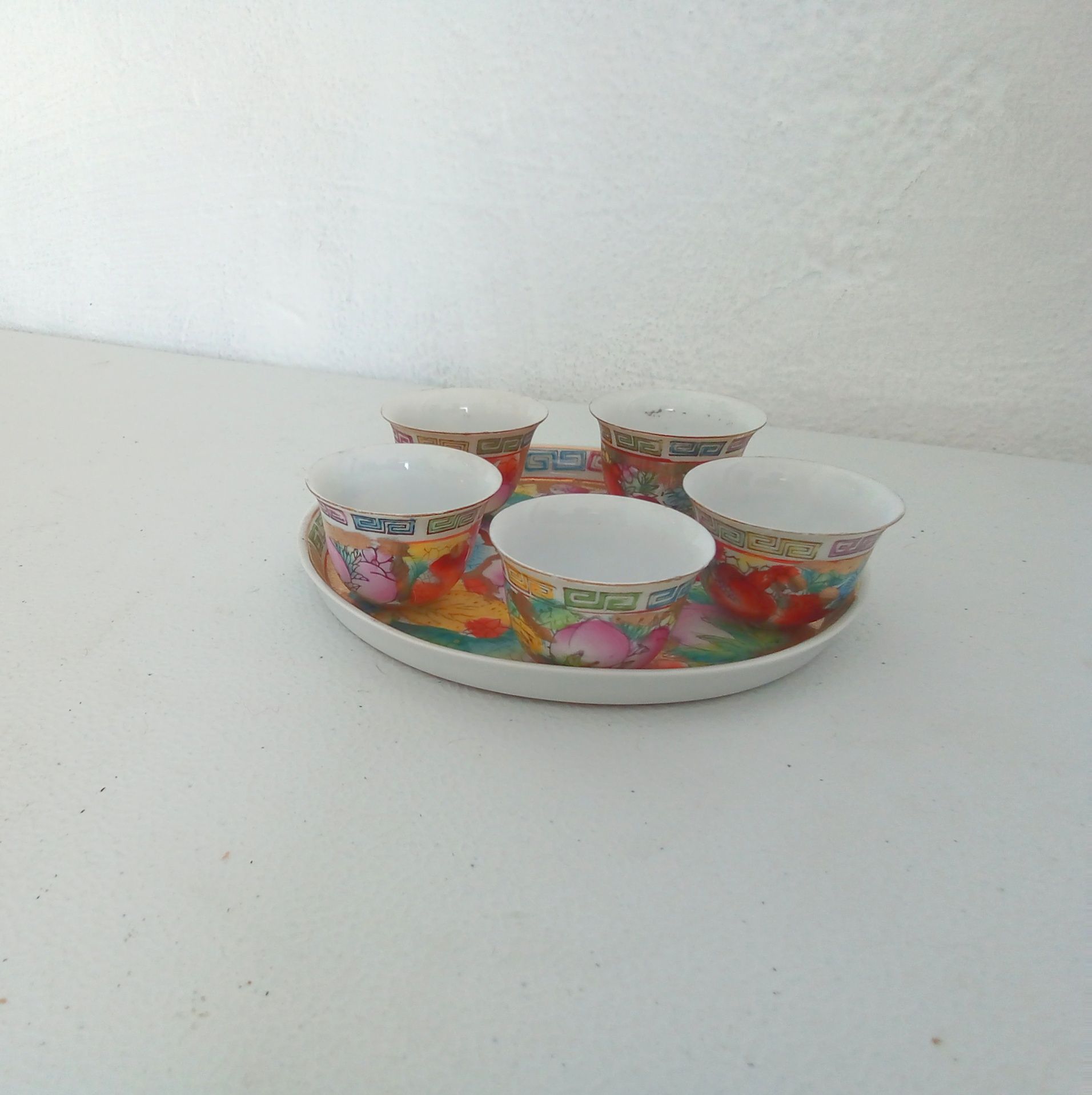 Conjunto de travessa e copos em porcelana chinesa