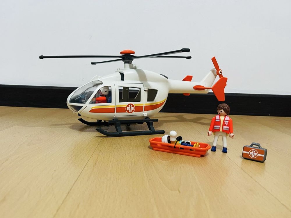 Hospital com Helicóptero e Ambulancia Playmobil