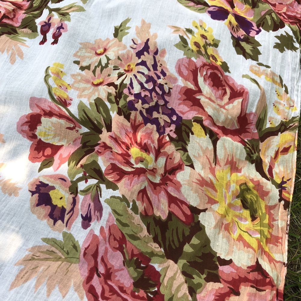 Piękny bawełniany szal z motywem malowniczych kwiatów