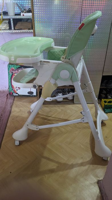 Дитячий стільчик для годування