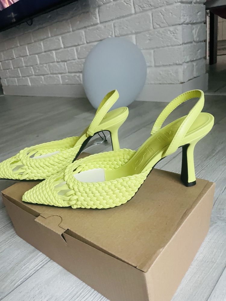 Босоніжки Mango нові 37 розмір