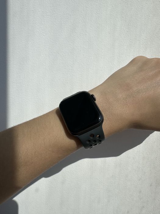 Apple Watch SE (Nike Edition) 40 мм – Space Gray
