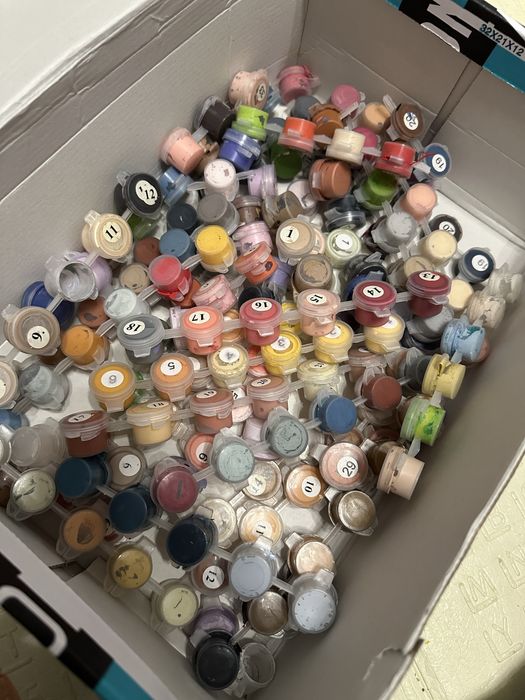 Фарби акрилові залишки