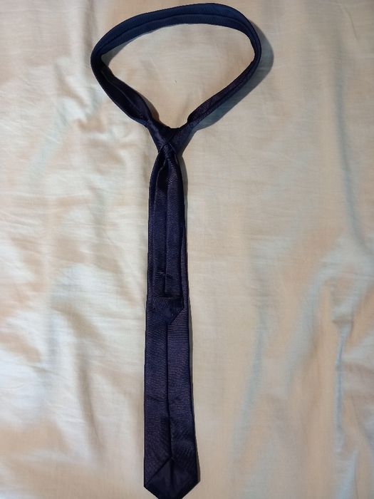 Gravata preta listada