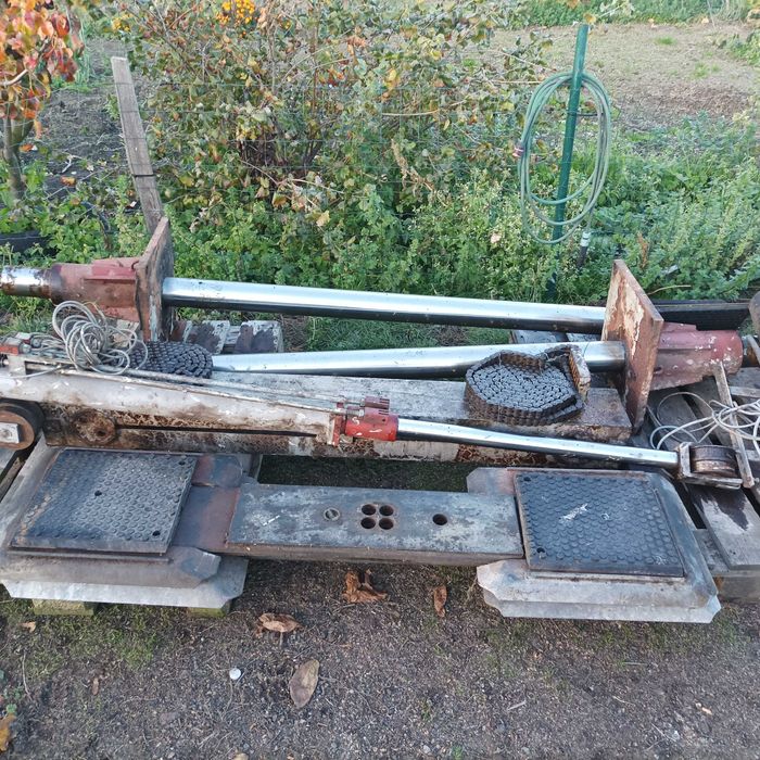 Podnośnik podposadzkowy