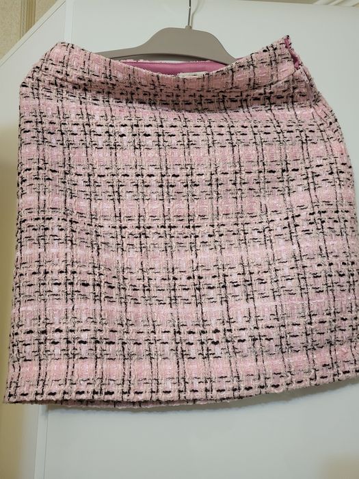 Костюм жіночий зі спідницею, твідовий,дуже гарний