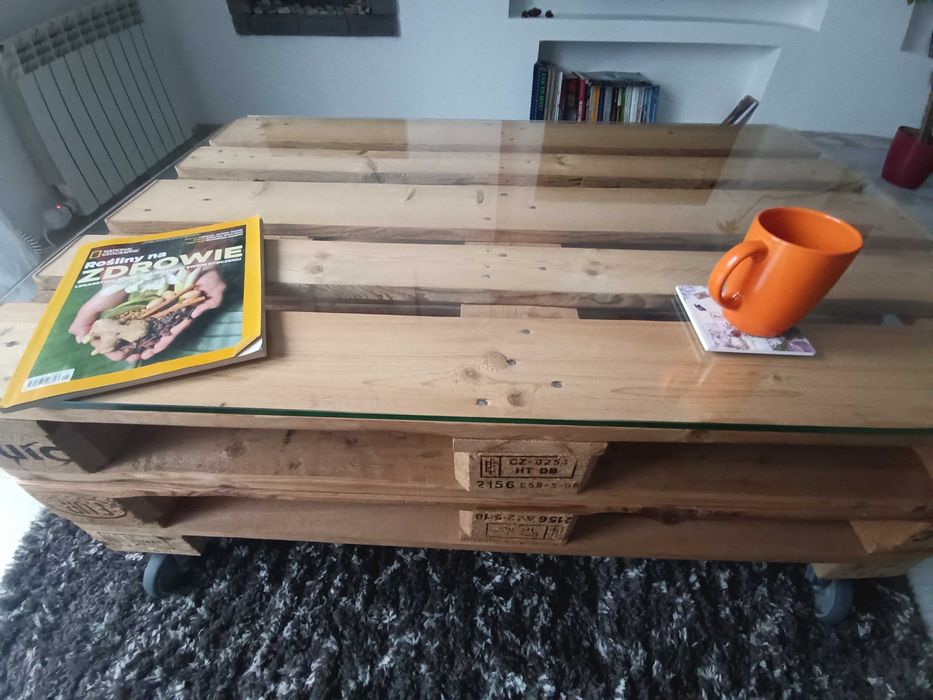 Stolik z palet z szybą i kółkami