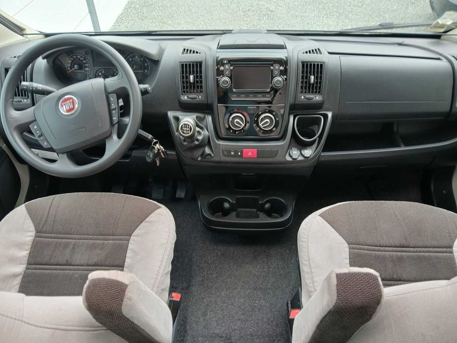 Benimar Mileo 282 — lounge XXL com camas basculantes