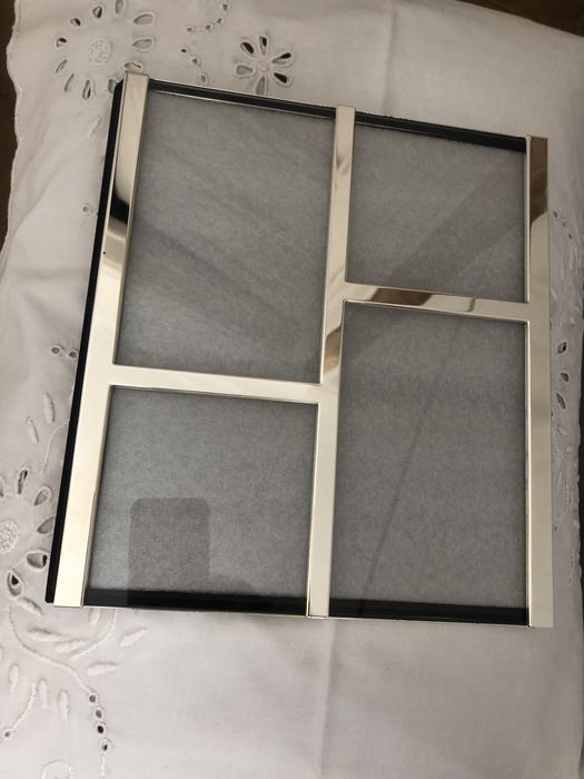 Moldura Metálica Zara para 4 fotografias, para mesa ou parede.