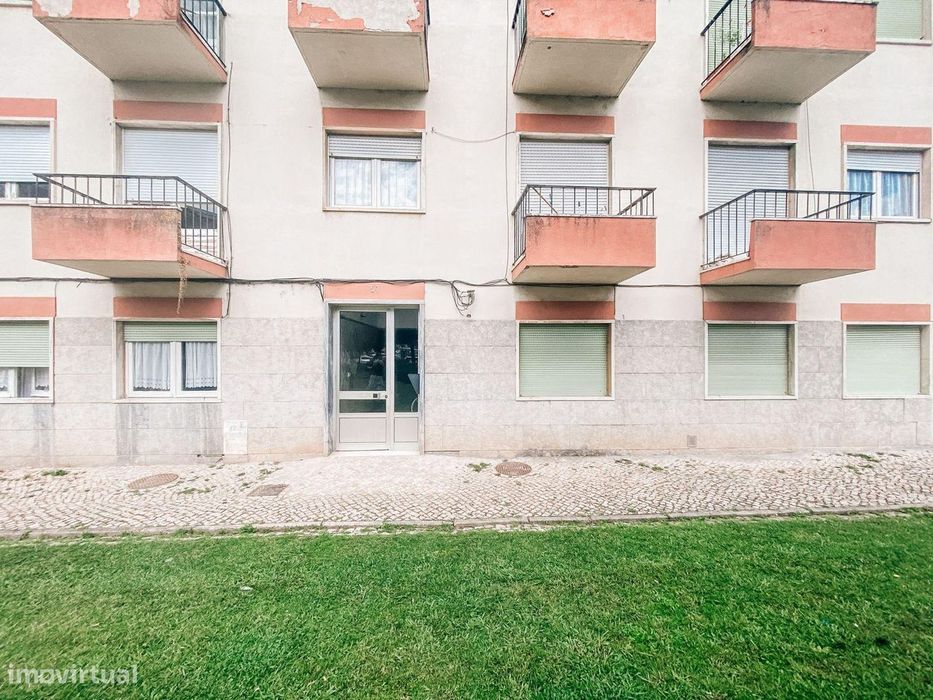 Apartamento T2 para Remodelação Total em Carnaxide