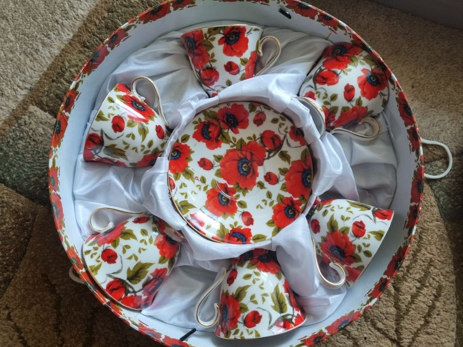 Kpl 6 filizanek plus podstawki