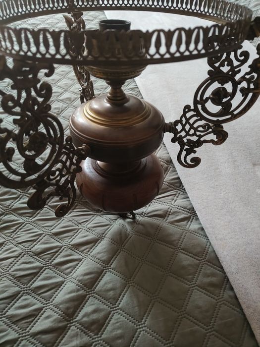 Lampa sufitowa z dawnych lat