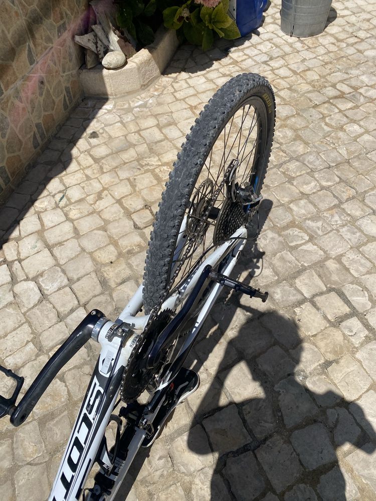 bicicleta btt dupla suspensão scott