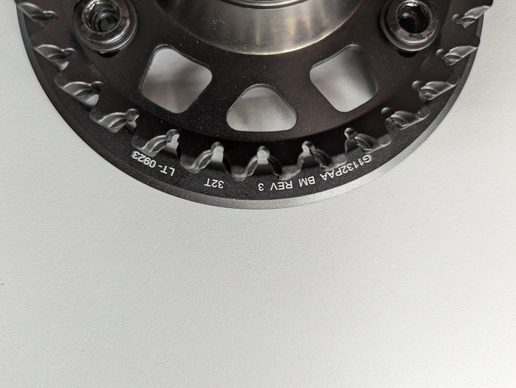 Gates CDX Front Pinion Gearbox Cog 32t z osłoną Bash Guard, czarny