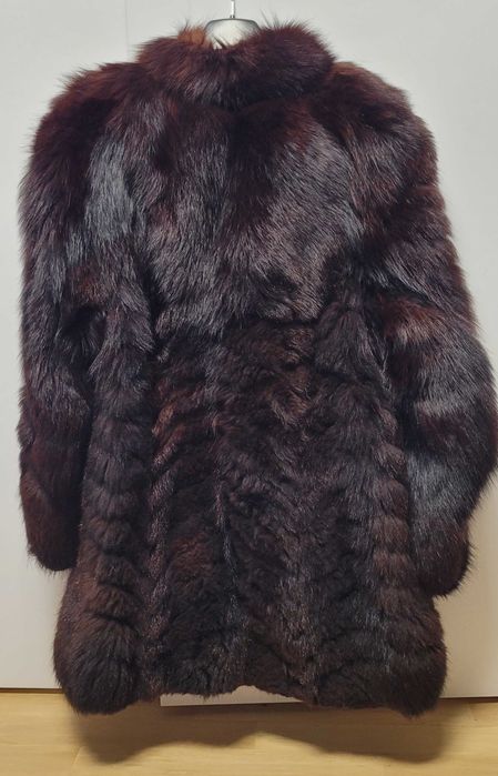 Klasyczne futro z lisa w nieklasycznym kolorze gorzkiej czekolady