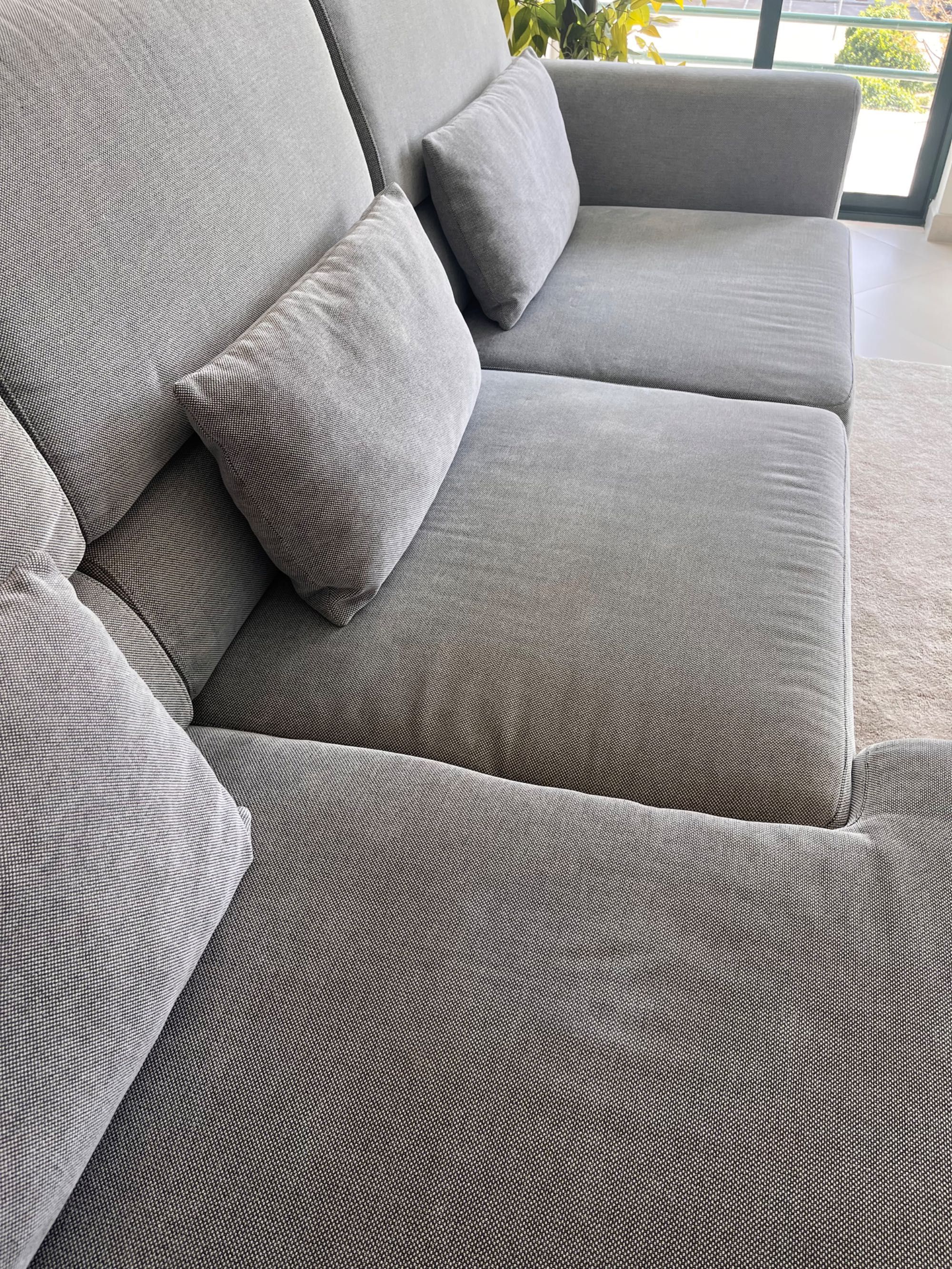 Sofá cinzento com chaise longue