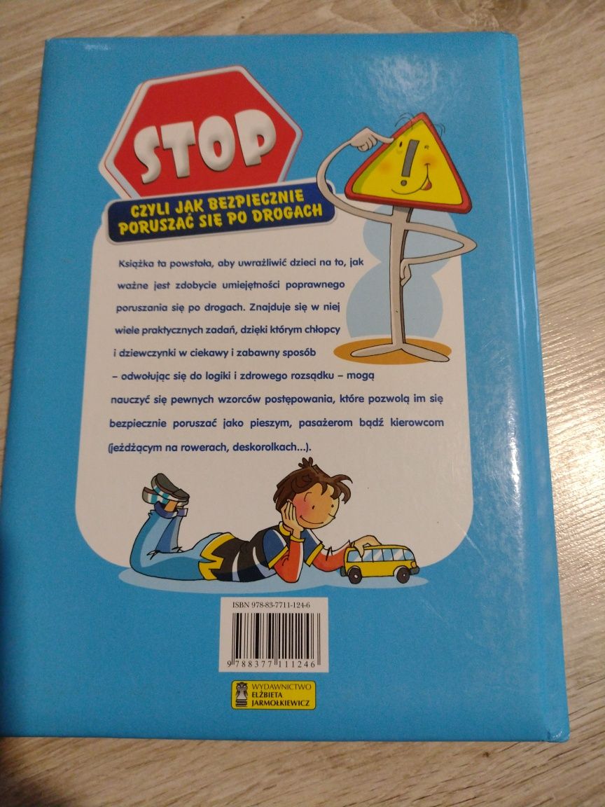 Książka dla dziecka "jak bezpiecznie poruszać się po drogach"