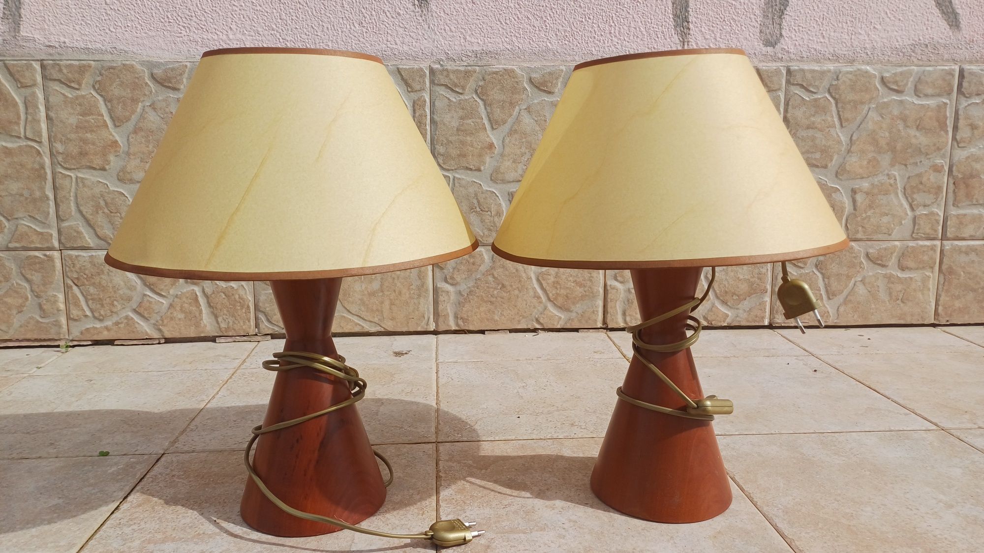 2 candeeiros de mesa de cabeceira em madeira