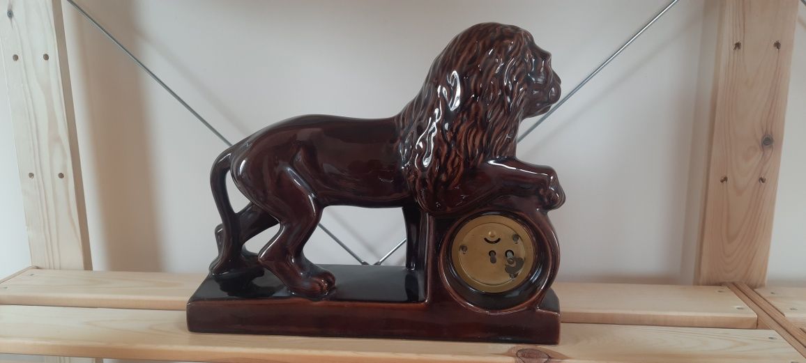 Zegar lew antyk wyprodukowano w Niemczech