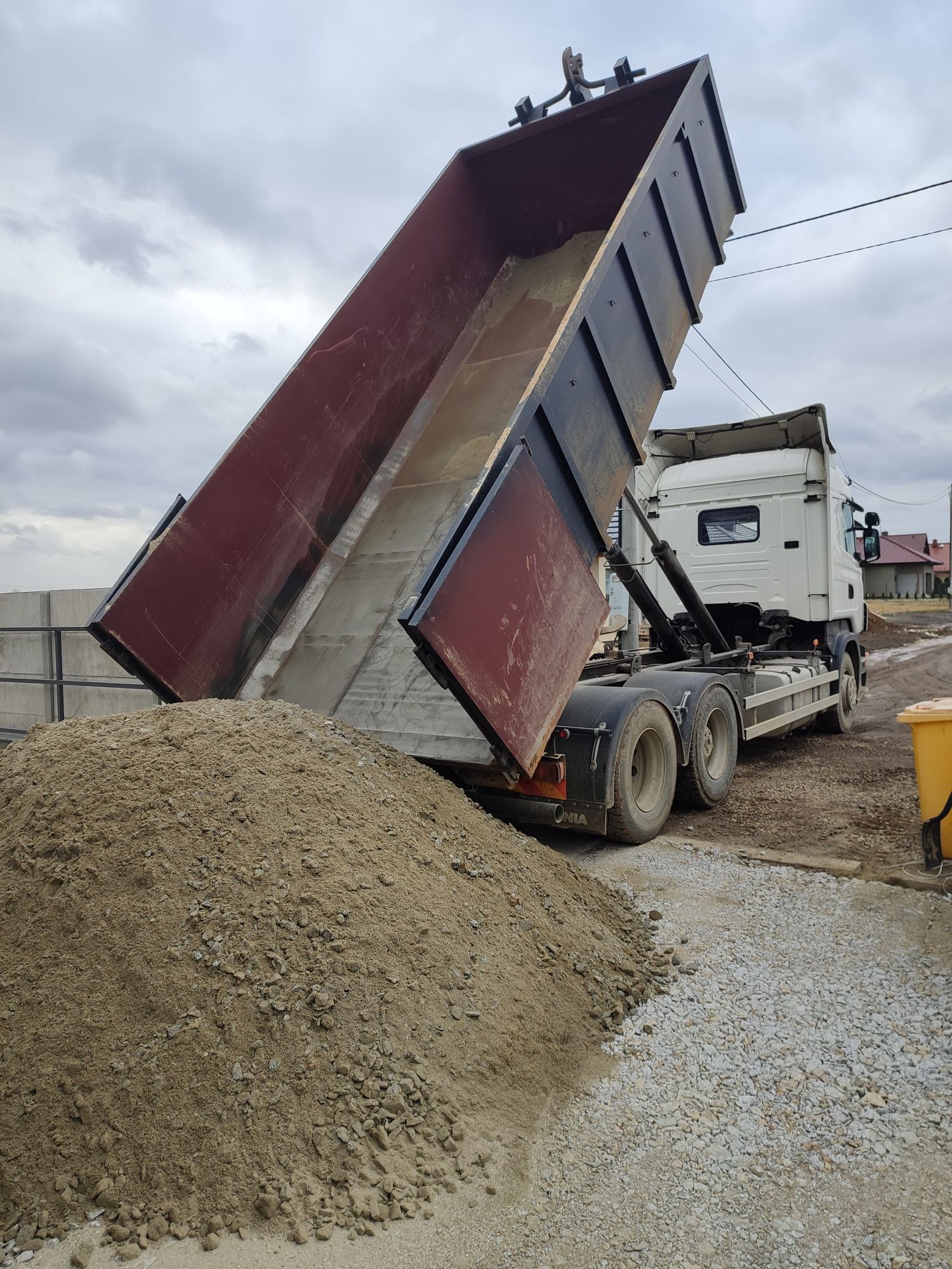 Usługi transportowe kruszywo ziemia gruz piasek kamień  ( kontenery )