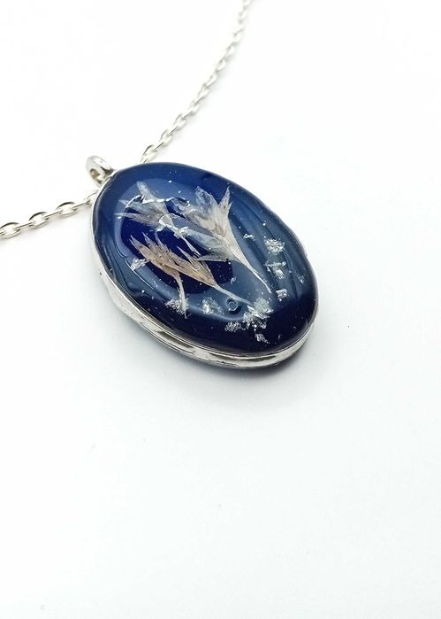 Owalny Wisiorek z Żywicy z Suszonym Kwiatem Chabru - Handmade