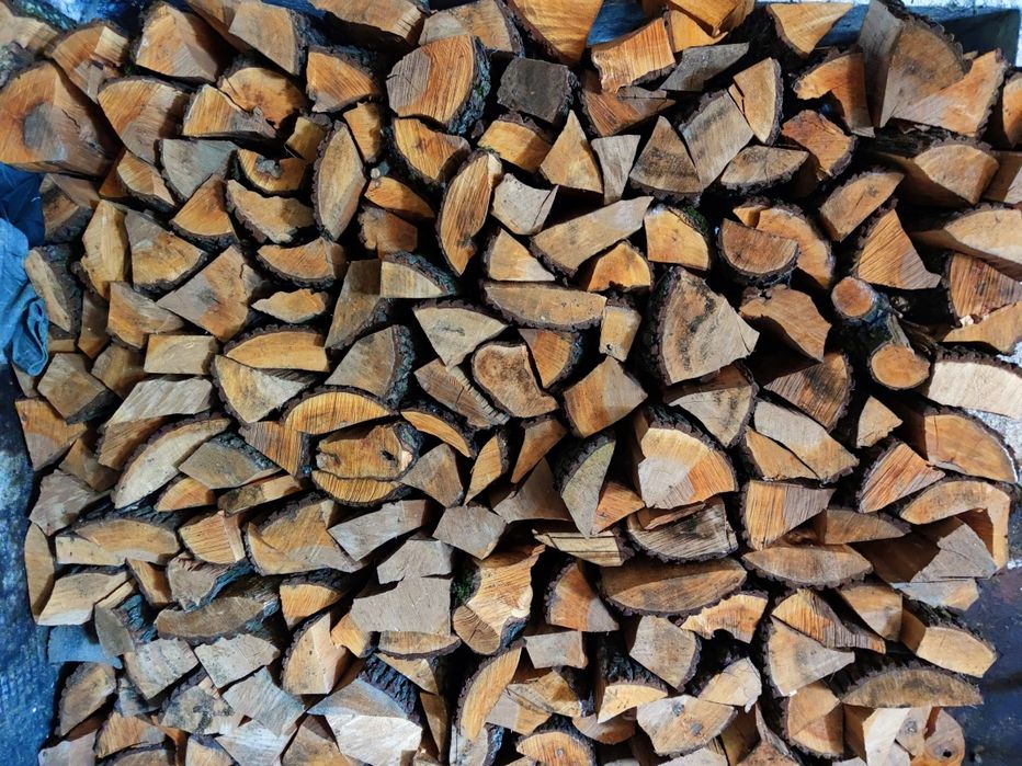 Suche połupane sezonowane drewno drzewo opałowe kominka kominkowe