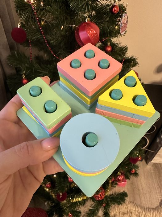 Деревʼяний сортер геометричні фігури