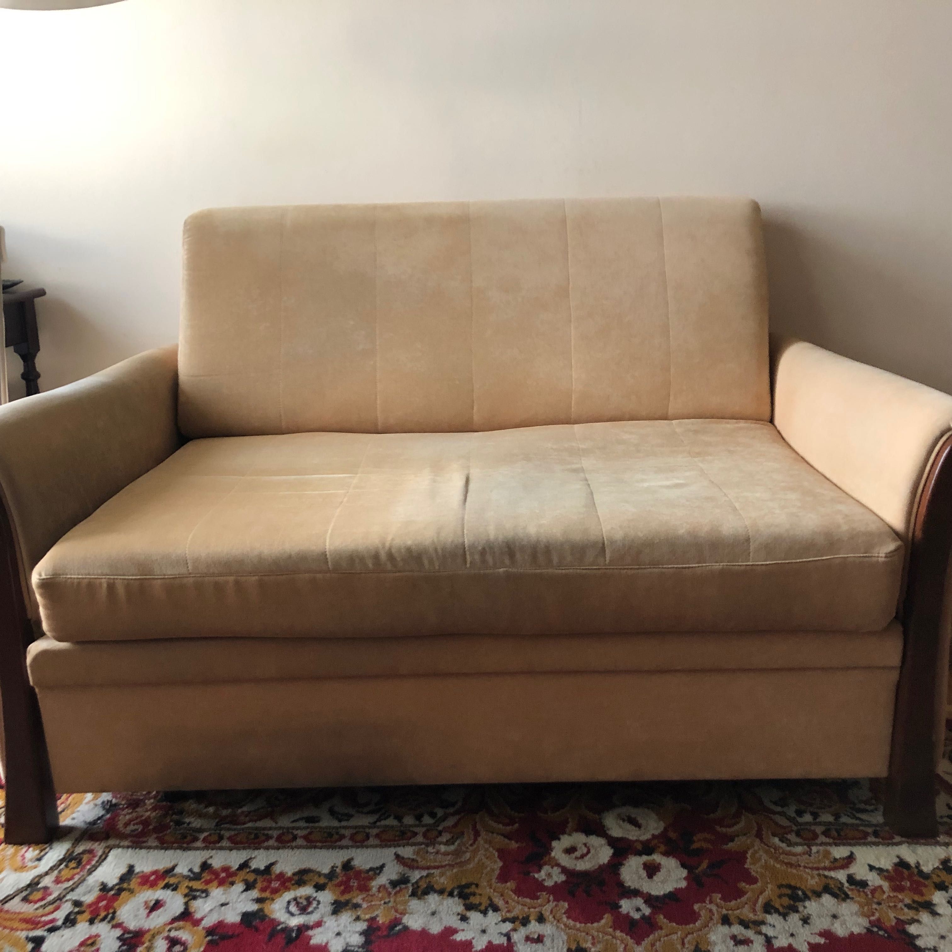 Sofa rozkladana. Zgrabna mała sofa o dlugosci 107 cm