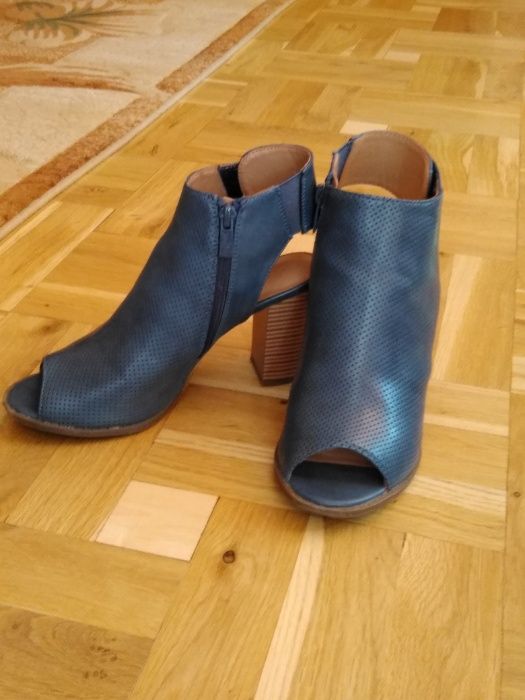 Niebieskie botki na słupku