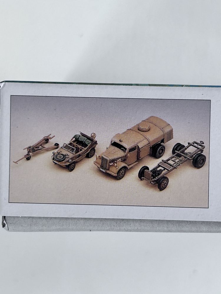Academy 13401 German fuel truck & schwimmwagen model 1/72