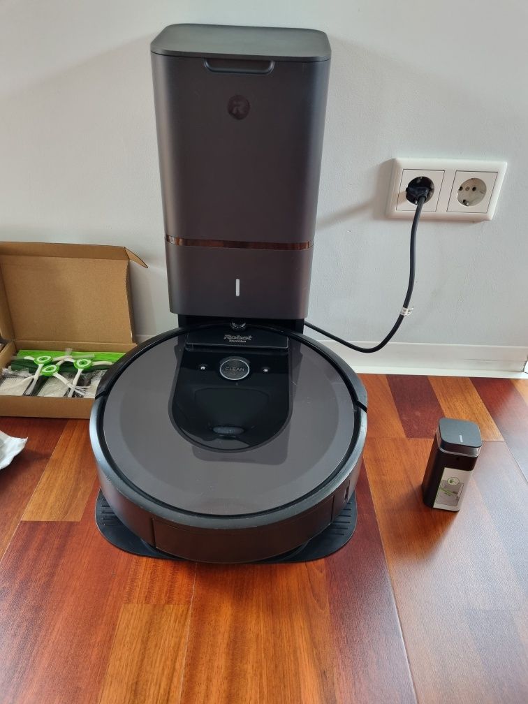 IRobot Roomba I7+ z stacją Clean Base +akcesoria