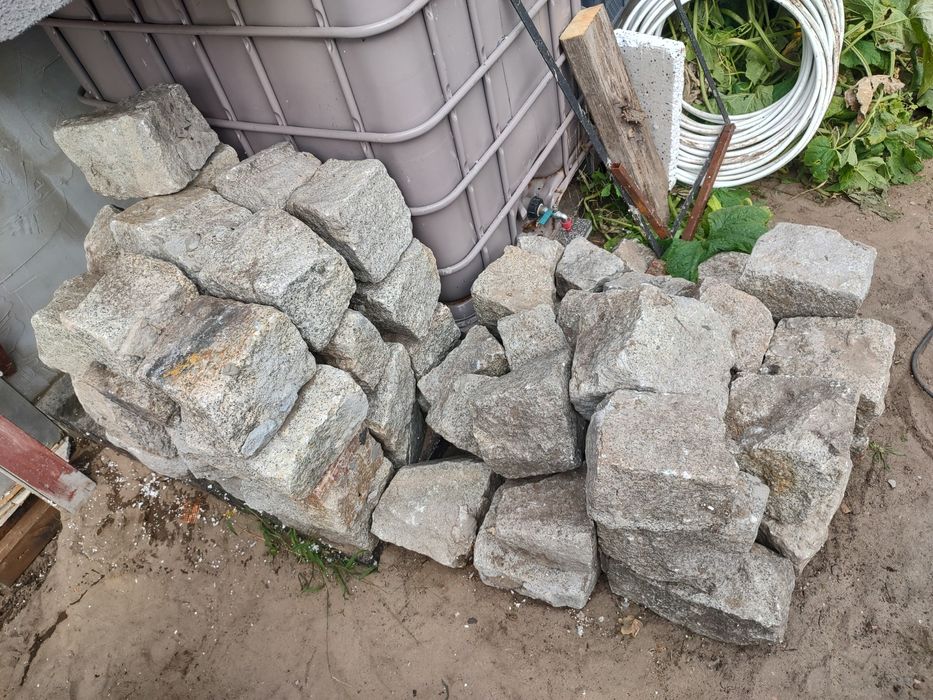 Kamień murowy granitowy łupany +- 20x20 cm Kostka granit granitowa
