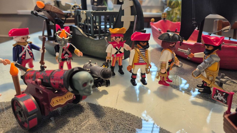 Zestaw figurek playmobil: Piracka odyseja - DWA STATKI i Piraci.