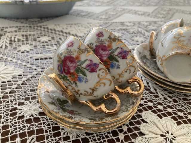 Serviços de café e de chá chineses antigos, porcelana, motivo flores