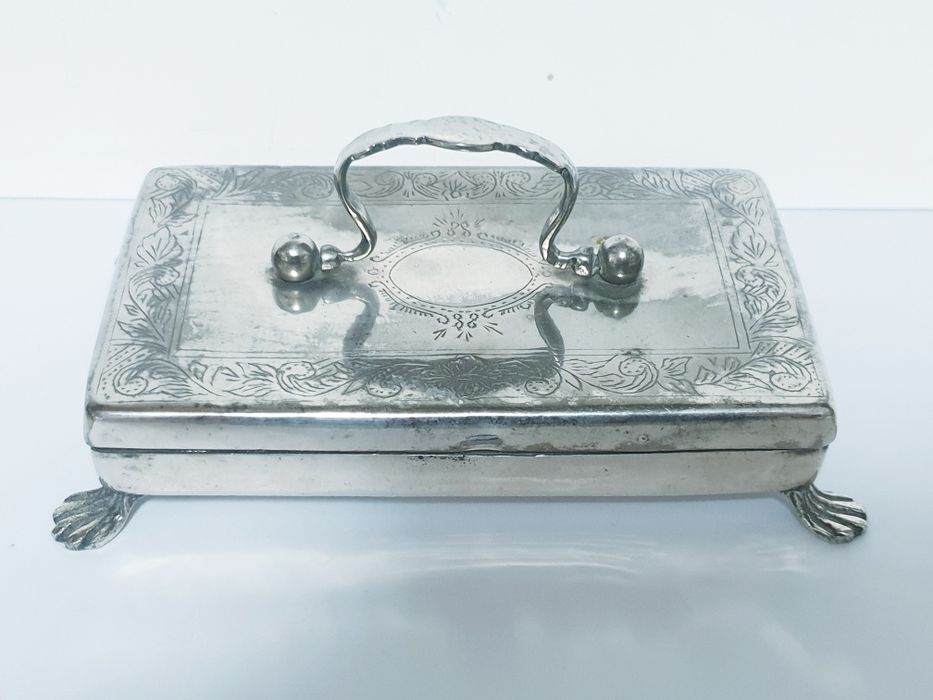 Fantastica antiga caixa / guarda joias com banho em prata