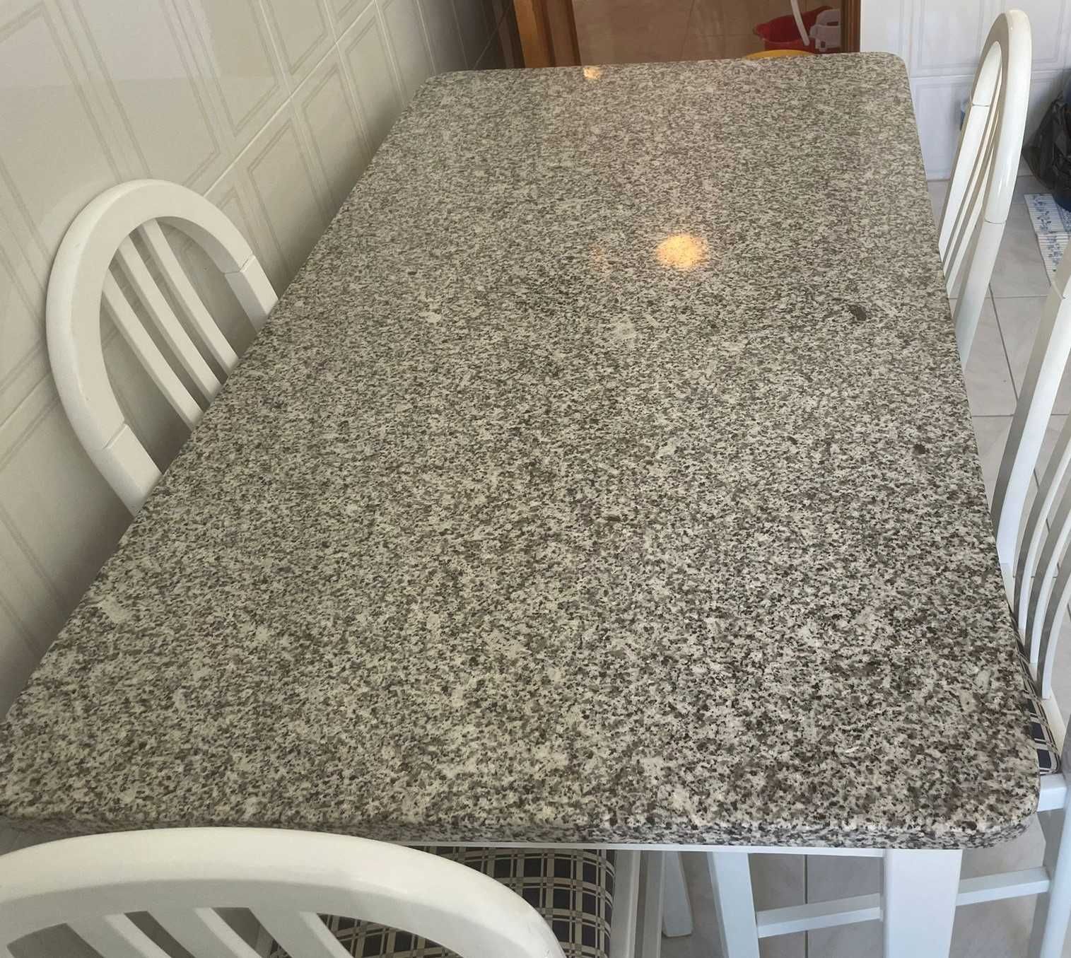 Mesa de Cozinha com tampo de Granito com 4 cadeiras