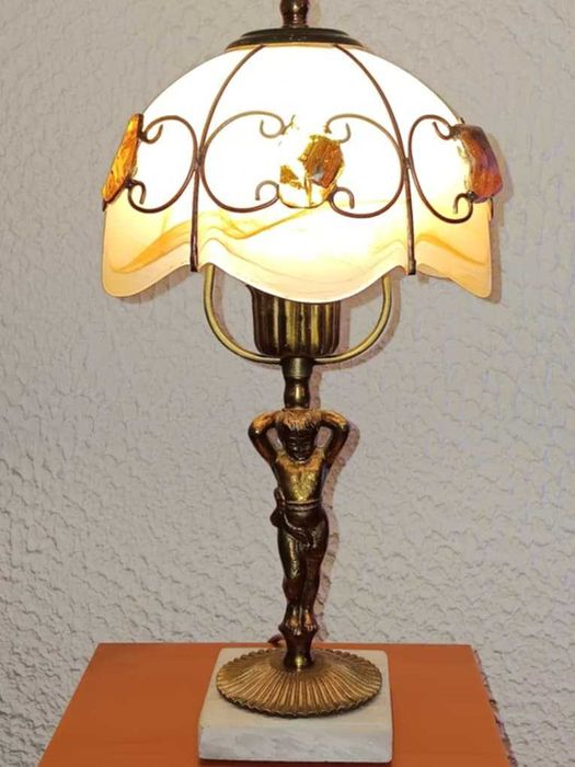 Lampka z figurką chłopca