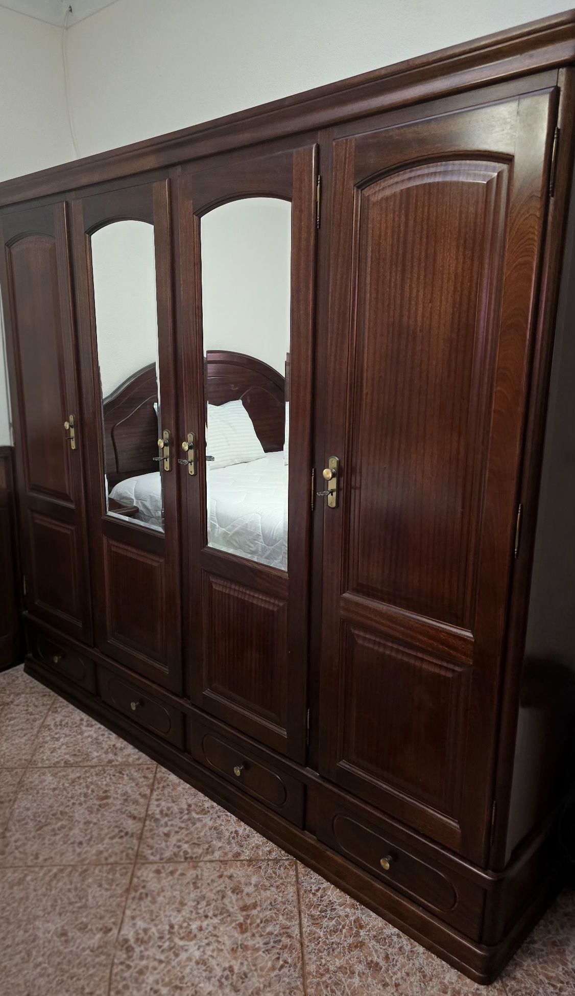 Quarto de casal completo em madeira maciça – Elegância e durabilidade!