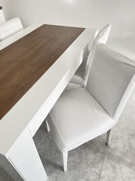 Mesa c/ cadeiras e aparador