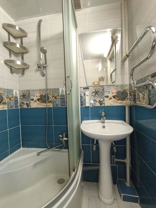 4 квартира, поруч Сильпо, правий берег.