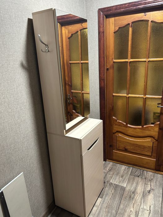 Шафа-пенал з дзеркалом