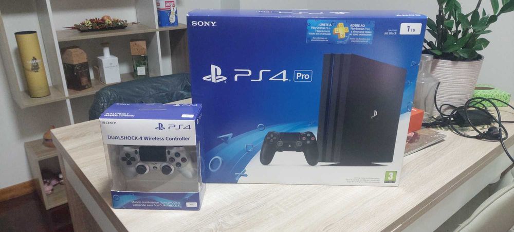 Playstation 4PRO com 2 Comandos