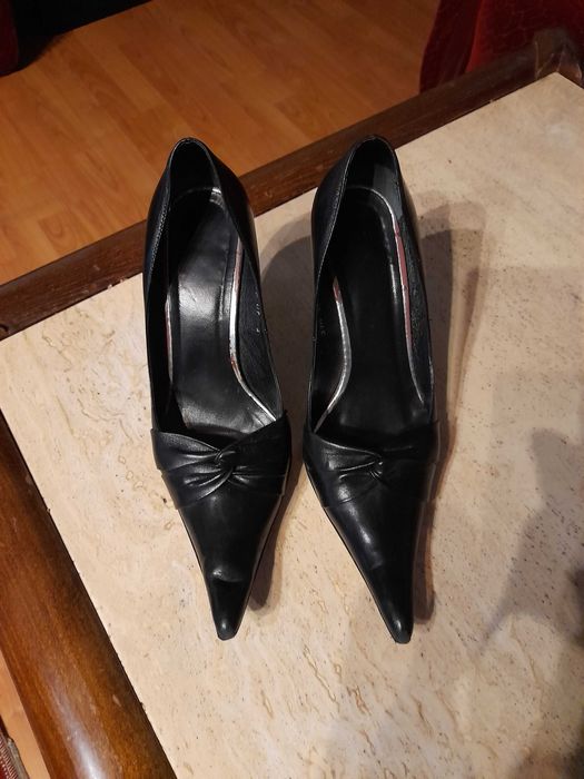 Czarne szpilki z ozdobną wstążką