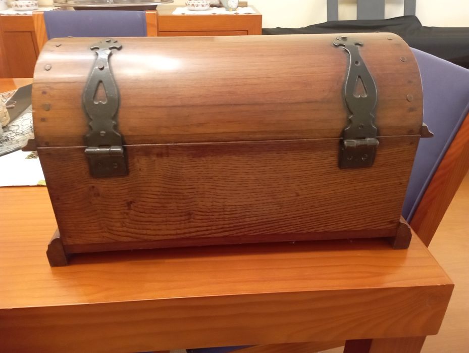 Arca pequena em madeira