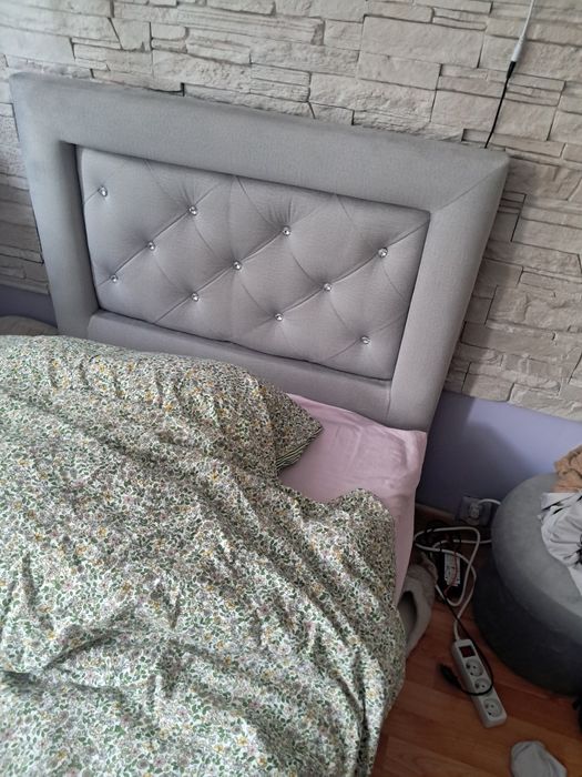 Łóżko jednosobowe