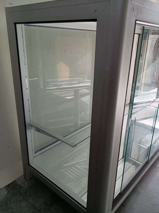Vitrine / balcão expositor estrutura em alumínio, fundo em espelho, re