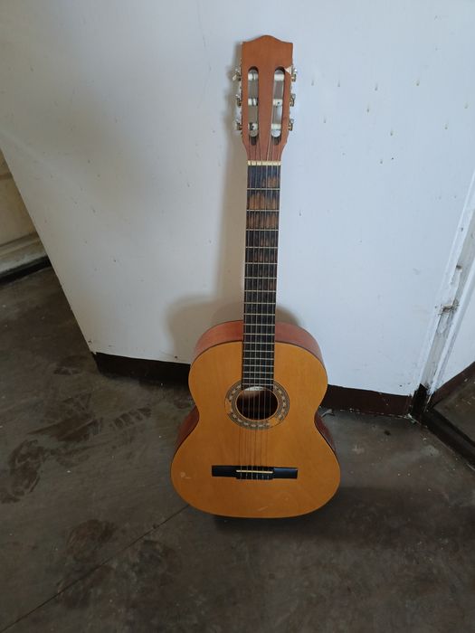 Gitara klasyczna Encore RC-50N – Rumunia

Na sprzedaż gitara klasyczna