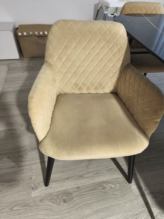 Mesa a imitar mármore e caldeirões beges