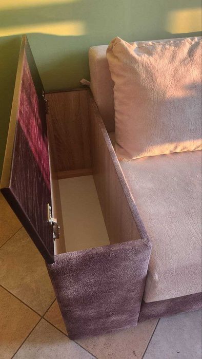 Диван єврокнижка з двома нішами та дерев’яними підлокітниками