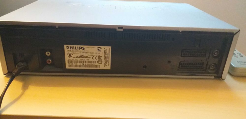 Magnetowid VHS marki PHILIPS model VR620